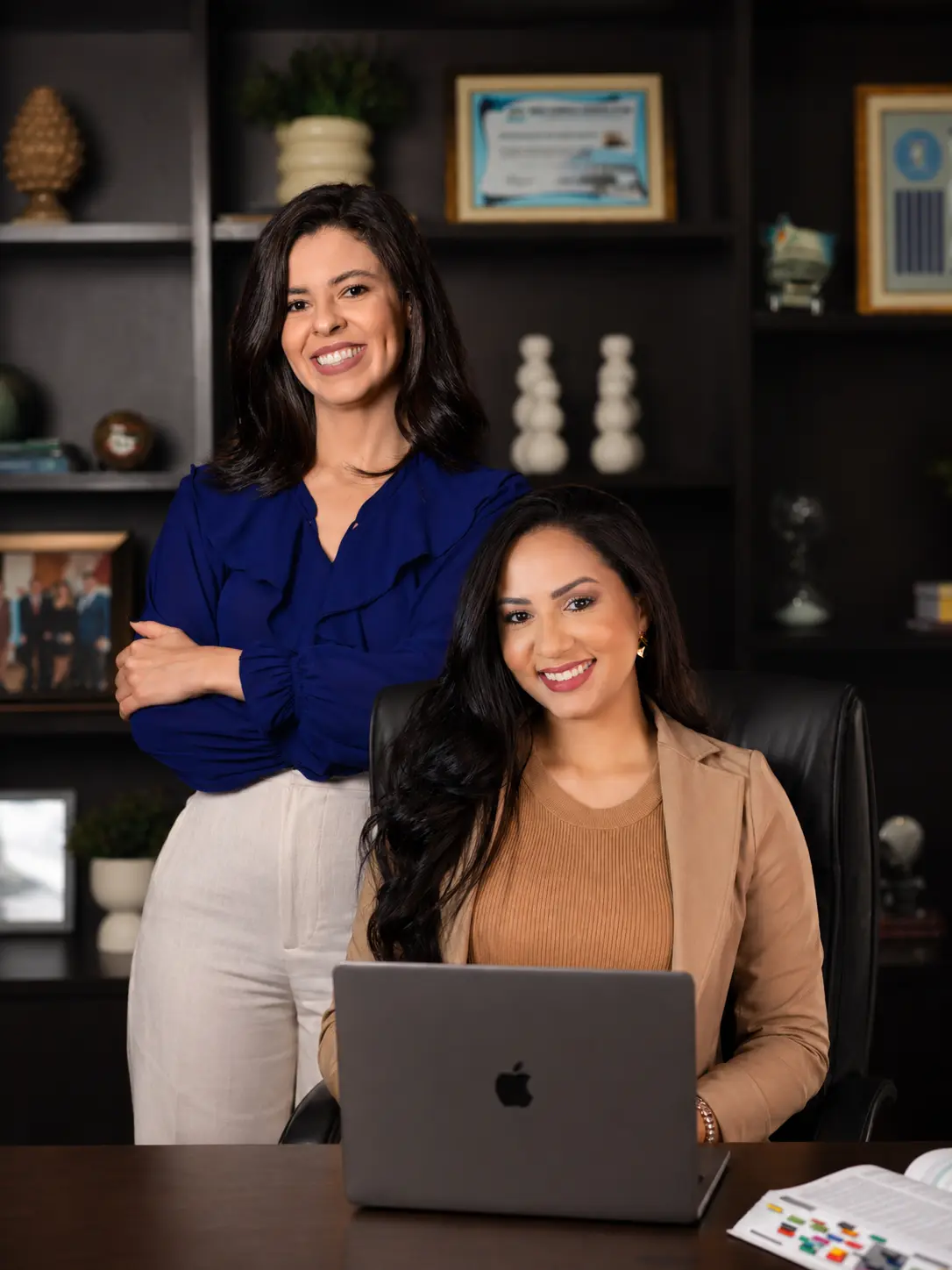 Raquel Brito e Laiane Fidelis juntas no escritório